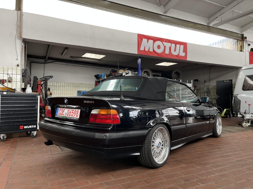 Rear view of E36 convertible